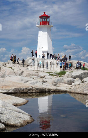 Le phare de Peggy's Cove entouré par les touristes Banque D'Images