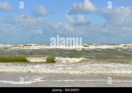 Des vagues à la plage de la mer du Nord, de tempête, de l'île de Juist, Frise orientale, Basse-Saxe, Allemagne Banque D'Images
