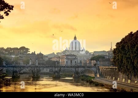 Ambiance du soir, Ponte Sant'Angelo sur le Tibre avec la Basilique Saint Pierre, Rome, Latium, Italie Banque D'Images