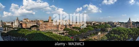 Vue sur la vieille ville avec le Forum Romain, 180 degré panorama, Rome, Latium, Italie Banque D'Images