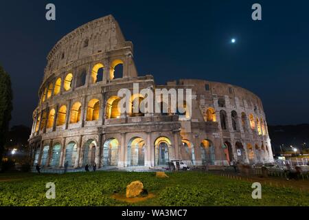 Colisée illuminé la nuit, Rome, Latium, Italie Banque D'Images