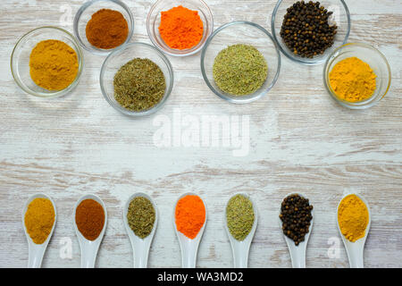 Sur cette photo, vous pouvez voir différents types d'épices et condiments alimentaires de différentes couleurs. Cette photo a été prise en août 2019. Banque D'Images