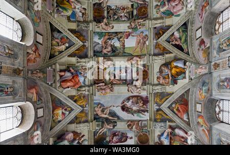 Chapelle Sixtine, fresque au plafond par Michelangelo Buonarroti, création d'Adam, Vatican, Rome, Latium, Italie Banque D'Images