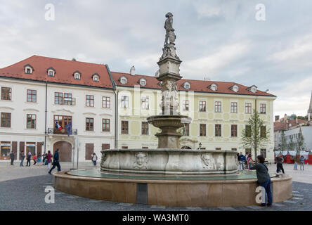 Maximilien fontaine en place principale dans la vieille ville de Bratislava, Slovaquie Banque D'Images