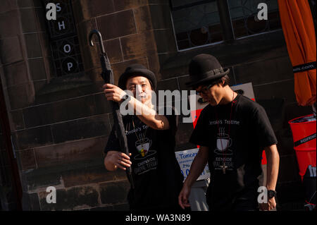 Un artiste de rue, c'est l'exécution au cours de l'Edinburgh Fringe Festival en 2019. Banque D'Images