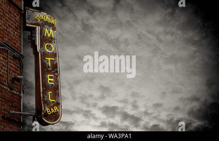 Un vieux motel Grungy Neon Sign contre un ciel d'Orage With Copy Space Banque D'Images