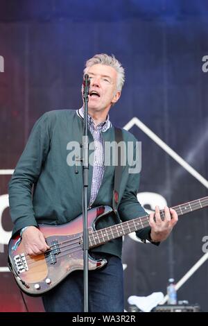 Henley-on-Thames, Royaume-Uni. 17 août 2019. Une grande foule profiter cette année, le festival de musique du sud de rembobinage. Les Undertones diverti le public avec leurs performances. Credit : Uwe Deffner / Alamy Live News Banque D'Images