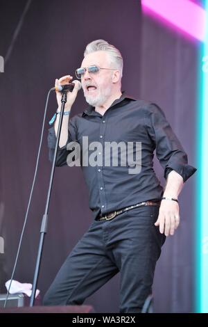 Henley-on-Thames, Royaume-Uni. 17 août 2019. Une grande foule profiter cette année, le festival de musique du sud de rembobinage. Les Undertones diverti le public avec leurs performances. Credit : Uwe Deffner / Alamy Live News Banque D'Images