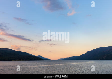 Une vue sur le loch Ness à partir d'un bateau avec des montagnes de chaque côté. Banque D'Images