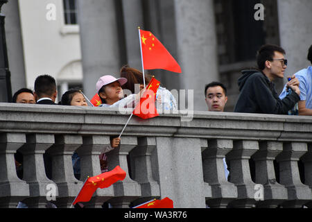 Londres, Royaume-Uni. Août 17, 2019. Pro-China : protestation contre la Chine de chant chant national pour montrer l'kongers traîtres de patriotisme et l'HK et leur soutien de la Gweilo plus Pro-China partisans chinois d'outre-mer et la Chine dans leur cas de 8,17 UK Solidarité avec HK Rally. Le Parti communiste (un chant patriote Chine - une nation) et ils aiment HK. Vous n'avez pas besoin d'un traducteur de l'homme ou de mal le bien et le mal à Trafalgar square, le 17 août 2019, Londres, Royaume-Uni. Credit Photo : Alamy/Capital Live News Banque D'Images