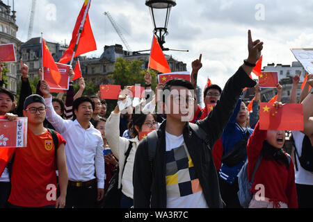 Londres, Royaume-Uni. Août 17, 2019. Pro-China : protestation contre la Chine de chant chant national pour montrer l'kongers traîtres de patriotisme et l'HK et leur soutien de la Gweilo plus Pro-China partisans chinois d'outre-mer et la Chine dans leur cas de 8,17 UK Solidarité avec HK Rally. Le Parti communiste (un chant patriote Chine - une nation) et ils aiment HK. Vous n'avez pas besoin d'un traducteur de l'homme ou de mal le bien et le mal à Trafalgar square, le 17 août 2019, Londres, Royaume-Uni. Credit Photo : Alamy/Capital Live News Banque D'Images