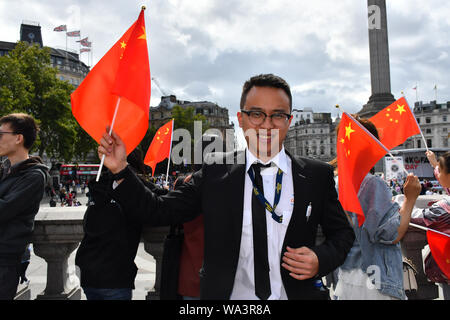 Londres, Royaume-Uni. Août 17, 2019. Pro-China : protestation contre la Chine de chant chant national pour montrer l'kongers traîtres de patriotisme et l'HK et leur soutien de la Gweilo plus Pro-China partisans chinois d'outre-mer et la Chine dans leur cas de 8,17 UK Solidarité avec HK Rally. Le Parti communiste (un chant patriote Chine - une nation) et ils aiment HK. Vous n'avez pas besoin d'un traducteur de l'homme ou de mal le bien et le mal à Trafalgar square, le 17 août 2019, Londres, Royaume-Uni. Credit Photo : Alamy/Capital Live News Banque D'Images