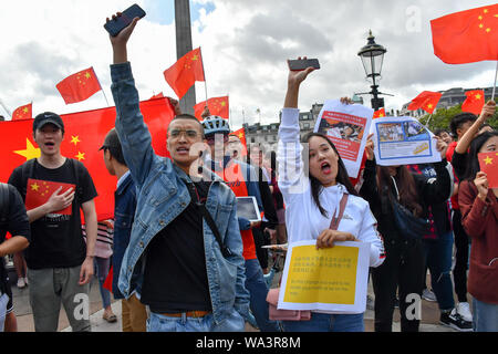 Londres, Royaume-Uni. Août 17, 2019. Pro-China : protestation contre la Chine de chant chant national pour montrer l'kongers traîtres de patriotisme et l'HK et leur soutien de la Gweilo plus Pro-China partisans chinois d'outre-mer et la Chine dans leur cas de 8,17 UK Solidarité avec HK Rally. Le Parti communiste (un chant patriote Chine - une nation) et ils aiment HK. Vous n'avez pas besoin d'un traducteur de l'homme ou de mal le bien et le mal à Trafalgar square, le 17 août 2019, Londres, Royaume-Uni. Credit Photo : Alamy/Capital Live News Banque D'Images