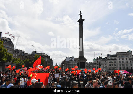 Londres, Royaume-Uni. Août 17, 2019. Pro-China : protestation contre la Chine de chant chant national pour montrer l'kongers traîtres de patriotisme et l'HK et leur soutien de la Gweilo plus Pro-China partisans chinois d'outre-mer et la Chine dans leur cas de 8,17 UK Solidarité avec HK Rally. Le Parti communiste (un chant patriote Chine - une nation) et ils aiment HK. Vous n'avez pas besoin d'un traducteur de l'homme ou de mal le bien et le mal à Trafalgar square, le 17 août 2019, Londres, Royaume-Uni. Credit Photo : Alamy/Capital Live News Banque D'Images