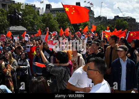 Londres, Royaume-Uni. Août 17, 2019. Pro-China : protestation contre la Chine de chant chant national pour montrer l'kongers traîtres de patriotisme et l'HK et leur soutien de la Gweilo plus Pro-China partisans chinois d'outre-mer et la Chine dans leur cas de 8,17 UK Solidarité avec HK Rally. Le Parti communiste (un chant patriote Chine - une nation) et ils aiment HK. Vous n'avez pas besoin d'un traducteur de l'homme ou de mal le bien et le mal à Trafalgar square, le 17 août 2019, Londres, Royaume-Uni. Credit Photo : Alamy/Capital Live News Banque D'Images