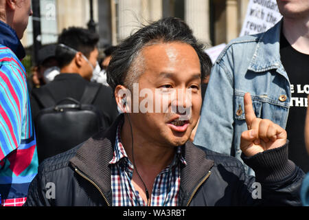 Londres, Royaume-Uni. Août 17, 2019. Pro-China : protestation contre la Chine de chant chant national pour montrer l'kongers traîtres de patriotisme et l'HK et leur soutien de la Gweilo plus Pro-China partisans chinois d'outre-mer et la Chine dans leur cas de 8,17 UK Solidarité avec HK Rally. Le Parti communiste (un chant patriote Chine - une nation) et ils aiment HK. Vous n'avez pas besoin d'un traducteur de l'homme ou de mal le bien et le mal à Trafalgar square, le 17 août 2019, Londres, Royaume-Uni. Credit Photo : Alamy/Capital Live News Banque D'Images