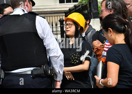 Londres, Royaume-Uni. Août 17, 2019. Pro-China : protestation contre la Chine de chant chant national pour montrer l'kongers traîtres de patriotisme et l'HK et leur soutien de la Gweilo plus Pro-China partisans chinois d'outre-mer et la Chine dans leur cas de 8,17 UK Solidarité avec HK Rally. Le Parti communiste (un chant patriote Chine - une nation) et ils aiment HK. Vous n'avez pas besoin d'un traducteur de l'homme ou de mal le bien et le mal à Trafalgar square, le 17 août 2019, Londres, Royaume-Uni. Credit Photo : Alamy/Capital Live News Banque D'Images