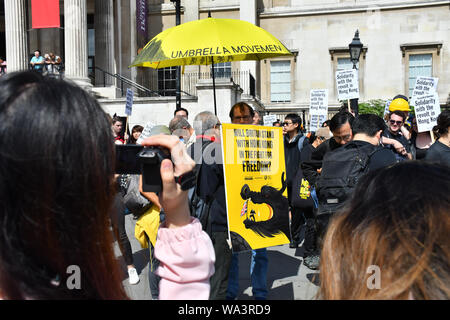 Londres, Royaume-Uni. Août 17, 2019. Pro-China : protestation contre la Chine de chant chant national pour montrer l'kongers traîtres de patriotisme et l'HK et leur soutien de la Gweilo plus Pro-China partisans chinois d'outre-mer et la Chine dans leur cas de 8,17 UK Solidarité avec HK Rally. Le Parti communiste (un chant patriote Chine - une nation) et ils aiment HK. Vous n'avez pas besoin d'un traducteur de l'homme ou de mal le bien et le mal à Trafalgar square, le 17 août 2019, Londres, Royaume-Uni. Credit Photo : Alamy/Capital Live News Banque D'Images