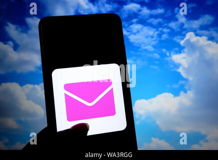 L'Inde. Août 17, 2019. Sur cette photo, l'illustration d'une application de messagerie Yahoo mail vu le logo affiché sur un smartphone. Credit : Avishek Das/SOPA Images/ZUMA/Alamy Fil Live News Banque D'Images