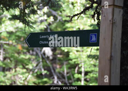 Poteau de signalisation pour Laverty tombe dans le parc national de Fundy Banque D'Images