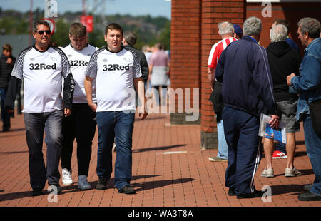 Derby County fans arriver avant le match de championnat Skybet au stade de Bet365, Stoke. Banque D'Images