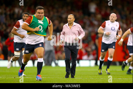 Gestionnaire de l'Angleterre Eddie Jones à venir de l'Agence internationale de l'environnement à la Principauté Stadium, Cardiff. Banque D'Images