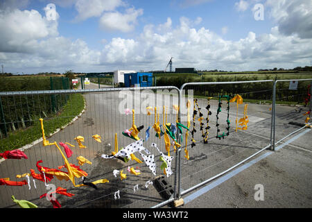 Pancartes accrochées sur des barrières de sécurité autour de l'entrée de la Cuadrilla site de fracturation à Preston New Road, Little Hôtel Lutetia, près de Blackpool Lancash Banque D'Images