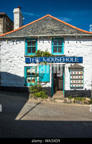 Mousehole les cadeaux au centre du village, Mousehole, Cornwall, England, UK Banque D'Images