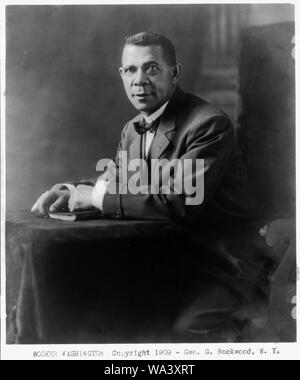 Booker Taliaferro Washington, 1865-1915, trois-quarts de longueur, assis à une petite table, en face légèrement à gauche Banque D'Images