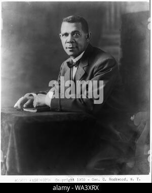 Booker Taliaferro Washington, demi-longueur, assis, face vers la gauche Banque D'Images