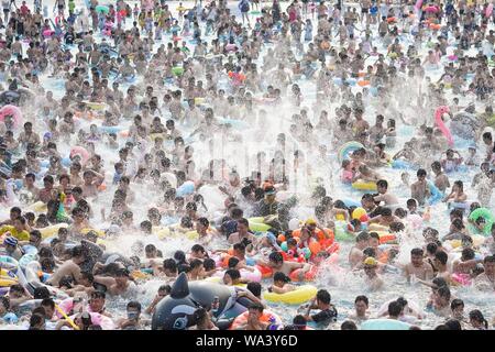 Nanjing, Jiangsu Province de la Chine. Août 17, 2019. Jouer les touristes dans un parc aquatique à Nanjing, Jiangsu Province de Chine orientale, le 17 août, 2019. Crédit : Li Bo/Xinhua/Alamy Live News Banque D'Images