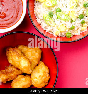Style Chinois Poulet frit aigre-douce avec légumes et riz frit Oeufs Banque D'Images