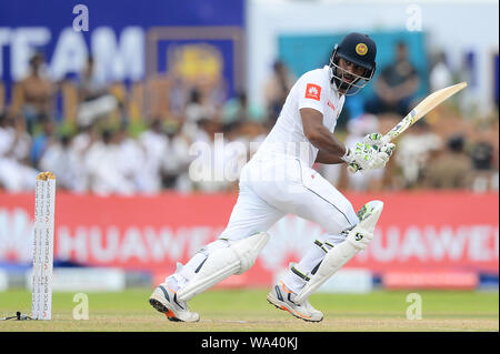 Galle, Sri Lanka. Août 17, 2019. Le capitaine du Sri Lanka Dimuth Karunarathna jouer a tourné pendant deux jours du premier test match entre le Sri Lanka et la Nouvelle-Zélande au stade international de Galle (photo de Isuru Peiris/Pacific Press) Credit : Pacific Press Agency/Alamy Live News Banque D'Images