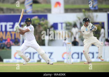 Galle, Sri Lanka. Août 17, 2019. Le capitaine du Sri Lanka Dimuth Karunarathna jouer a tourné pendant deux jours du premier test match entre le Sri Lanka et la Nouvelle-Zélande au stade international de Galle (photo de Isuru Peiris/Pacific Press) Credit : Pacific Press Agency/Alamy Live News Banque D'Images