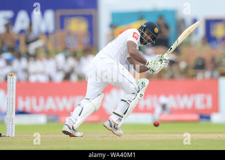 Galle, Sri Lanka. Août 17, 2019. Le capitaine du Sri Lanka Dimuth Karunarathna jouer a tourné pendant deux jours du premier test match entre le Sri Lanka et la Nouvelle-Zélande au stade international de Galle (photo de Isuru Peiris/Pacific Press) Credit : Pacific Press Agency/Alamy Live News Banque D'Images