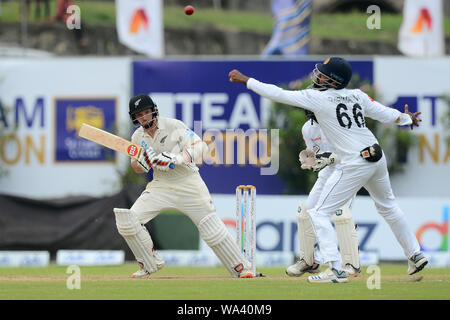 Galle, Sri Lanka. Août 17, 2019. Batteur de Nouvelle-Zélande BJ Watling (L) jouer a tourné pendant deux jours du premier test match entre le Sri Lanka et la Nouvelle-Zélande au stade international de Galle (photo de Isuru Peiris/Pacific Press) Credit : Pacific Press Agency/Alamy Live News Banque D'Images