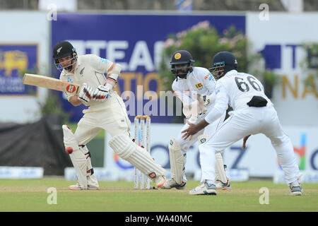 Galle, Sri Lanka. Août 17, 2019. Batteur de Nouvelle-Zélande BJ Watling (L) jouer a tourné pendant deux jours du premier test match entre le Sri Lanka et la Nouvelle-Zélande au stade international de Galle. (Photo de Isuru Peiris/Pacific Press) Credit : Pacific Press Agency/Alamy Live News Banque D'Images