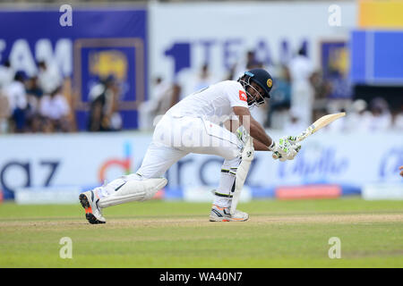 Galle, Sri Lanka. Août 17, 2019. Le capitaine du Sri Lanka Dimuth Karunarathna jouer a tourné pendant deux jours du premier test match entre le Sri Lanka et la Nouvelle-Zélande au stade international de Galle (photo de Isuru Peiris/Pacific Press) Credit : Pacific Press Agency/Alamy Live News Banque D'Images