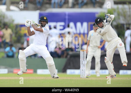 Galle, Sri Lanka. Août 17, 2019. Le capitaine du Sri Lanka Dimuth Karunarathna jouer a tourné pendant deux jours du premier test match entre le Sri Lanka et la Nouvelle-Zélande au stade international de Galle (photo de Isuru Peiris/Pacific Press) Credit : Pacific Press Agency/Alamy Live News Banque D'Images