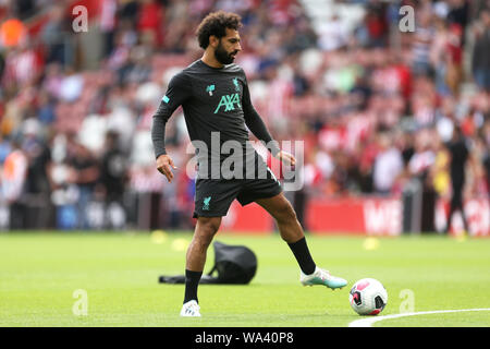 Mohamed Salah de Liverpool, l'échauffement avant le match au cours de la Premier League match à St Mary, Southampton. Banque D'Images