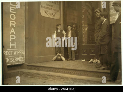 Bowling Alley Boys, New Haven, Conn. beaucoup de ces travaux jusqu'à tard dans la nuit. Banque D'Images