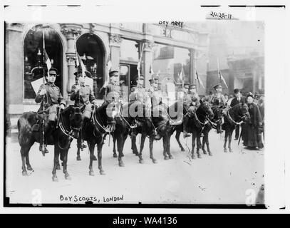 Boy Scouts de l'Armée-, Londres. Sept garçons, en uniforme, tous montés à cheval. Banque D'Images