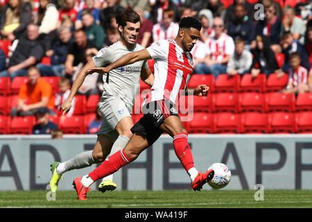 Sunderland, Royaume-Uni. Août 17, 2019. SUNDERLAND, Angleterre le 17 août en Jordanie de Sunderland Willis est en concurrence pour le bal avec Portsmouth's John Marquis pendant la ligue 1 Sky Bet match entre Sunderland et Portsmouth au stade de la lumière, Sunderland le samedi 17 août 2019. Usage éditorial uniquement, licence requise pour un usage commercial. Photographie peut uniquement être utilisé pour les journaux et/ou à des fins d'édition de magazines. (Crédit : Steven Hadlow | MI News) Credit : MI News & Sport /Alamy Live News Banque D'Images