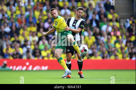 La ville de Norwich Marco Stiepermann (à gauche) et du Newcastle United Fabian Schar (à droite) bataille pour la balle au cours de la Premier League match à Carrow Road, Norwich. Banque D'Images