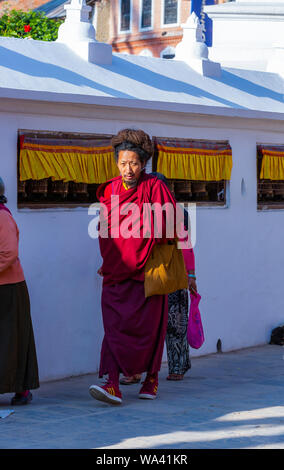 Katmandou, Nepal-November : 02,2017 moine tibétain religieux et les femmes est la marche autour du stupa de bodnath à Katmandou Banque D'Images