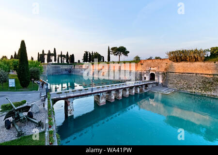 L'entrée de Porta Brescia de la forteresse de Peschiera del Garda. Province de Vérone, Vénétie, Italie, Europe. Banque D'Images