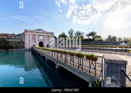 L'entrée de Vérone Porta de la forteresse de Peschiera del Garda. Province de Vérone, Vénétie, Italie, Europe. Banque D'Images