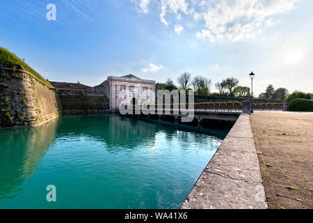 L'entrée de Vérone Porta de la forteresse de Peschiera del Garda. Province de Vérone, Vénétie, Italie, Europe. Banque D'Images