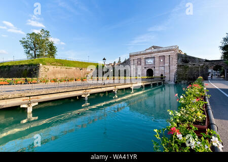 L'entrée de Vérone Porta de la forteresse de Peschiera del Garda. Province de Vérone, Vénétie, Italie, Europe. Banque D'Images