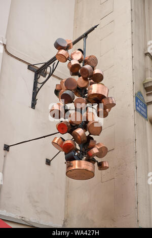 Pots en cuivre et pan sculpture hanging on Place Saint-André des Arts du centre de Paris, France Banque D'Images